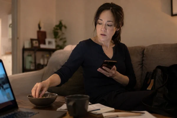 Why You Keep Snacking in Front of a Screen, Even When You’re Not Hungry